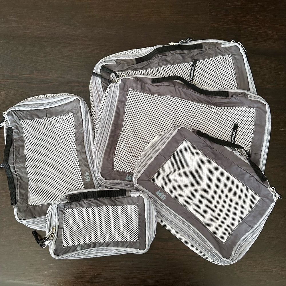 REI travel expandable packing cubes set/5 never used